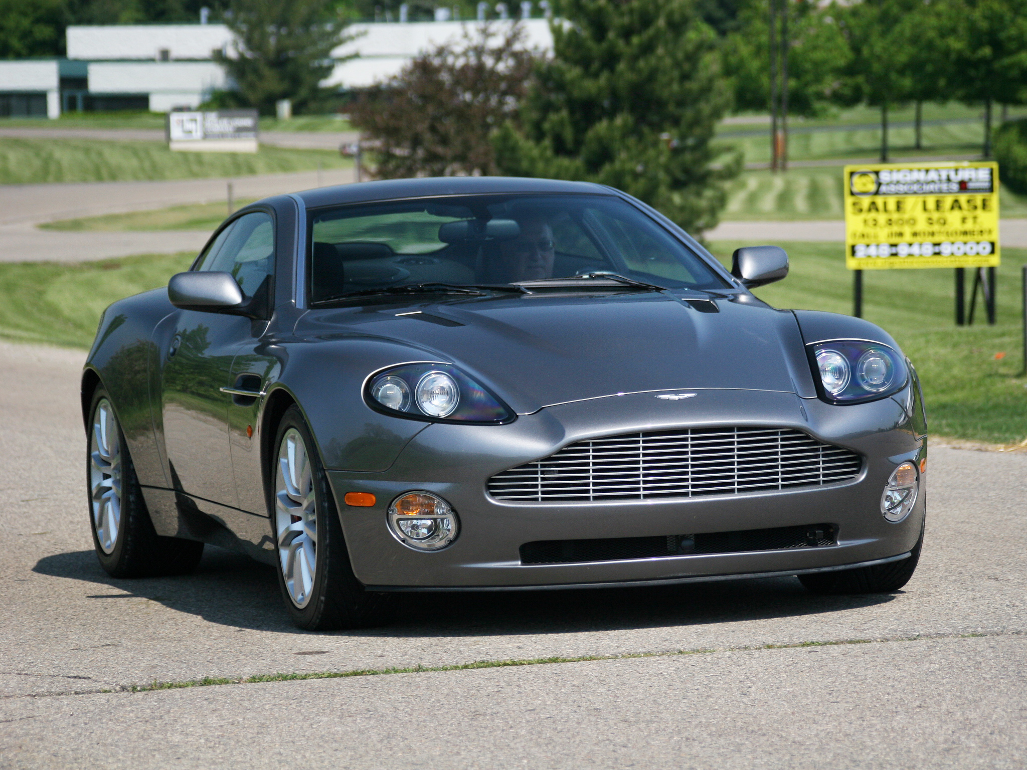 Aston Martin Vanquish 2001