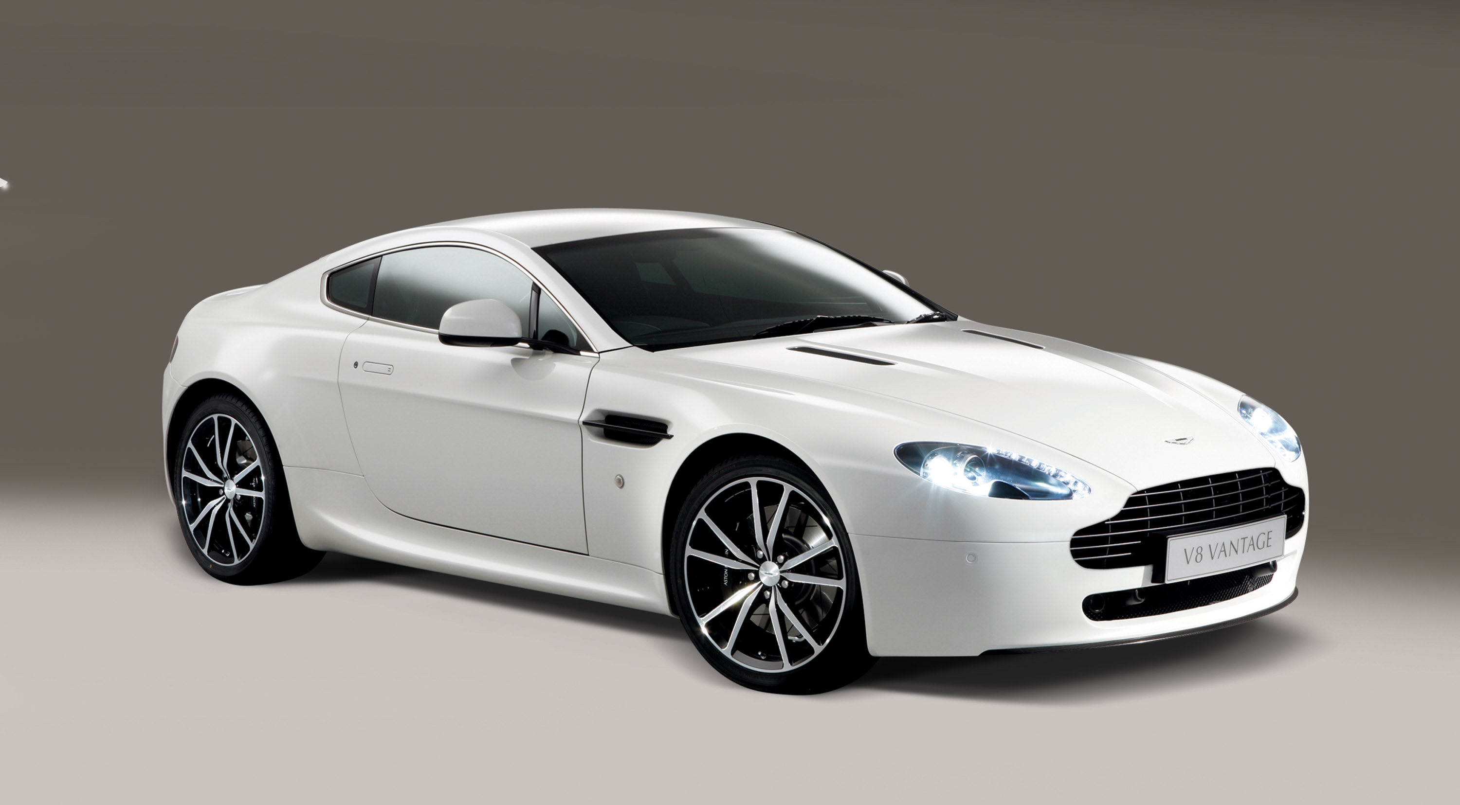 Шины и диски для Aston Martin V8 Vantage 2010, размер колёс на Астон Мартин  В8 Вантаге 2010