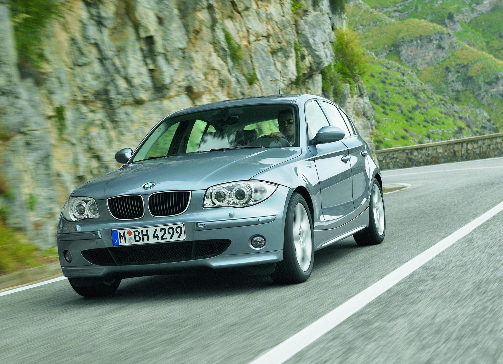 Шины и диски для BMW 1 Series 2006, размер колёс на БМВ 1 Сериес 2006