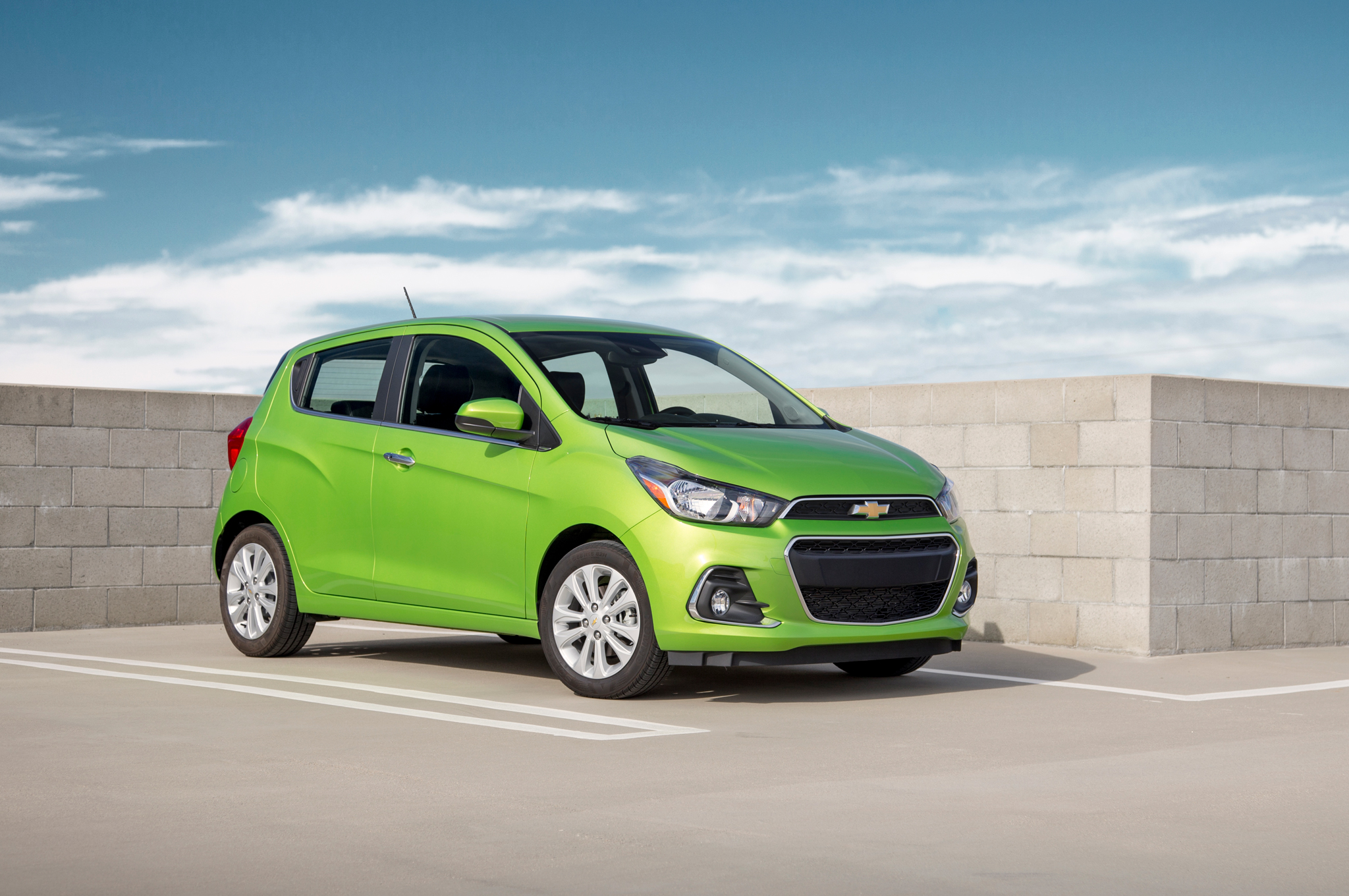 Chevrolet Spark на белом фоне