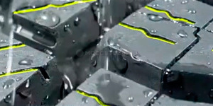 Технология Для более лучшего сцепления на мокрых поверхностях в шине SL369 использованы прорези на блоках протектора под разными углами.
