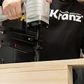 Kranz KR-16-1620 Пневмопистолет гвоздезабивной (нейлер) N90/D21, наклон 21 градус KRANZ Kranz KR-16-1620 Пневмопистолет гвоздезабивной (нейлер) N90/D21, наклон 21 градус KRANZ