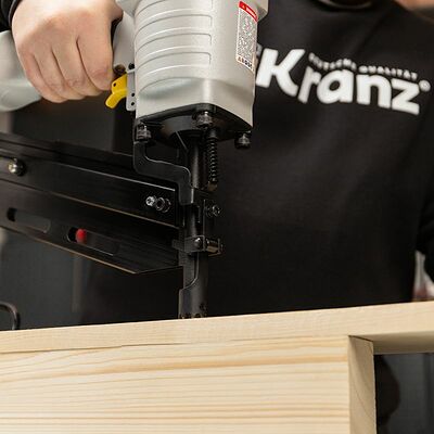 Kranz KR-16-1620 Пневмопистолет гвоздезабивной (нейлер) N90/D21, наклон 21 градус KRANZ