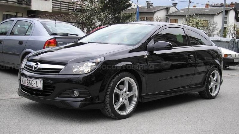  Momo Fxl One R18   Opel Astra H 189